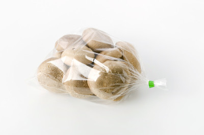 白底透明塑料袋内的香菇