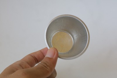 金属烘烤杯在白色孤立的背景照片
