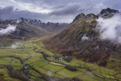 令人惊叹的无人机景观图像Langdale矛和山谷在冬季与戏剧性的低水平云和雾旋转