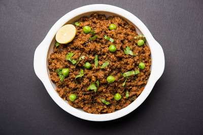 羊肉或鸡肉kheema pav或kulcha