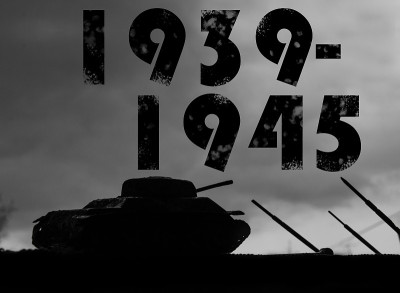 坦克的剪影映衬着乌云的天空。第二次世界大战，1939-1945年。5月9日。伟大的胜利的一天