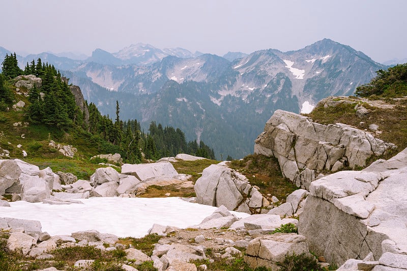 高山湖泊荒野中朦胧的山脉