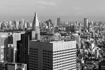 东京新宿的现代摩天大楼和写字楼