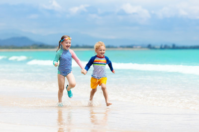热带海滩上的孩子们。孩子们在海上玩耍。