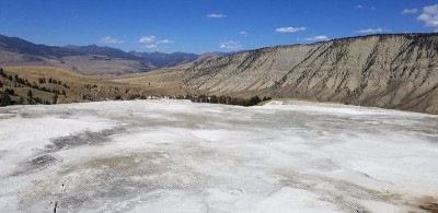 怀俄明州黄石国家公园猛犸温泉的盐滩
