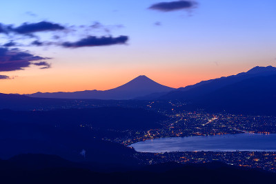黎明时分，苏和市和富士山的灯光