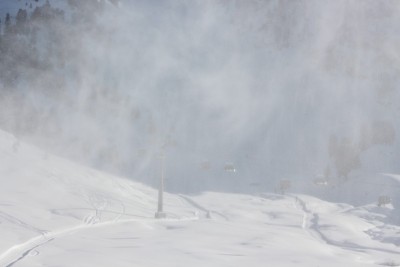在美丽的日子里用雪枪制造人工雪