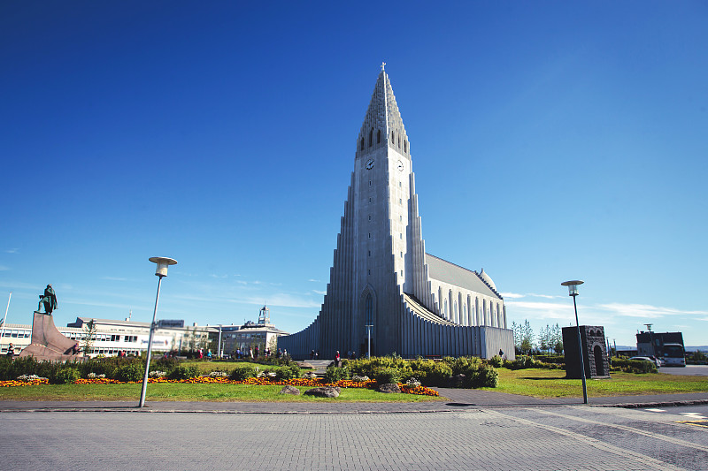 冰岛雷克雅未克的Hallgrimskirkja大教堂，路德教会教堂，在一个阳光明媚的夏日与蓝天