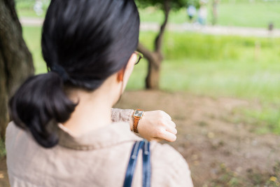 女商人看着手表