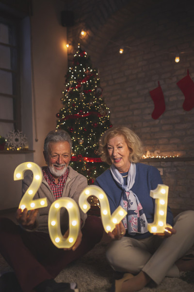 一对老年夫妇手持发光数字2021