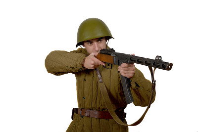 年轻的苏联士兵用他的ppsh 41射击