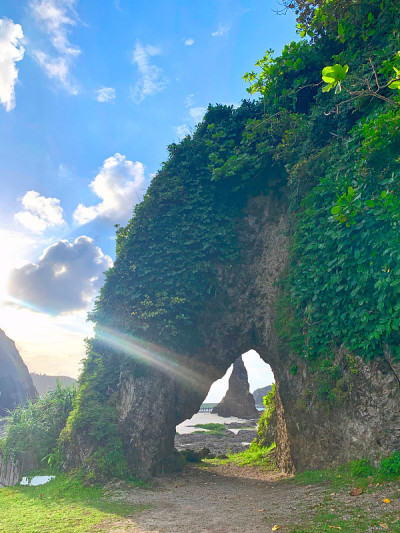 台湾绿岛象岩照片，左边是夕阳的余晖