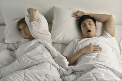 亚洲人打鼾