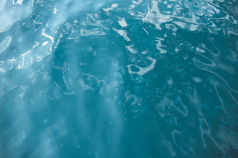 热带海水，海水。