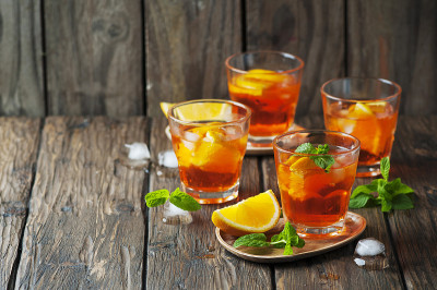 一杯加冰、橙和薄荷的aperol