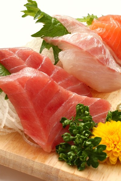 混合生鱼刺身木盘，日本食物