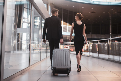 男人和女人带着唯一的行李箱旅行