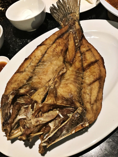 油炸鱼鲈鱼。