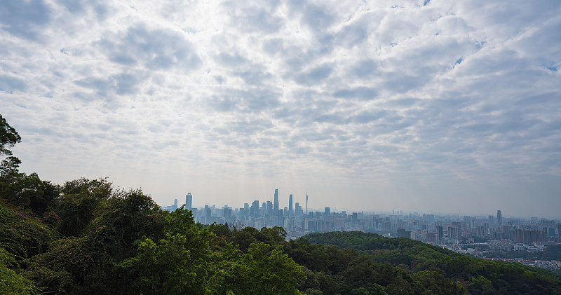 在白云山山顶拍摄广州市中心