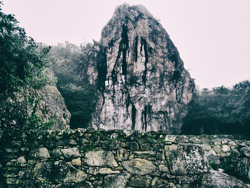 秘鲁马丘比丘印加古道沿线的石制古代遗迹。