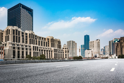 阳光明媚的上海天际线，中国
