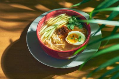 亚洲辣味川菜汤，用面条，肉末，鸡蛋和黄瓜放在碗里。