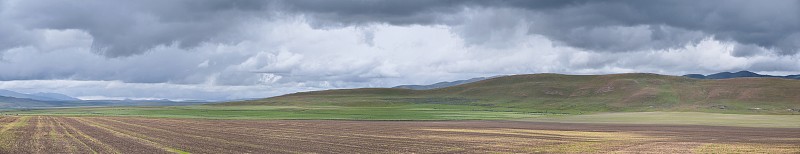 风景风暴全景从犹他州和爱达荷州的边界84号州际公路，I-84，在落基山脉与绵羊和奶牛放牧的农村农场的