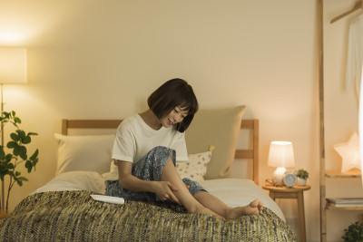 年轻女子待在家里