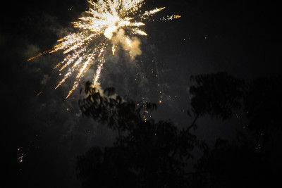 美丽的排灯节发光爆竹，爆竹爆炸的火焰