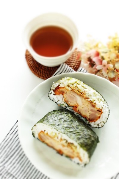 炸鸡饭团为现代日本食品形象