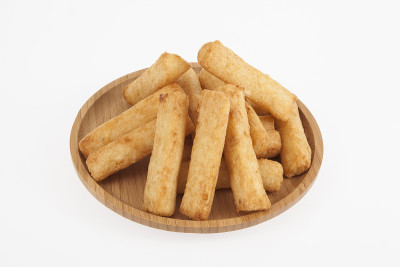 美味的炸丝兰棒在白色的背景