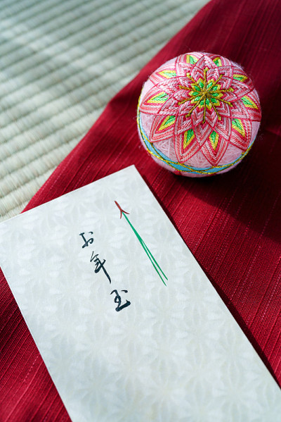 日本人的“Otoshidama”，指新年送的钱