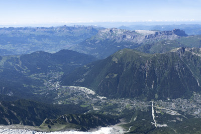 从高空俯瞰欧洲阿尔卑斯山和夏蒙尼。积雪覆盖的山脉
