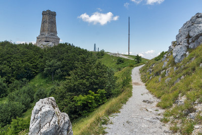 自由纪念碑希普卡和景观Stara Planina(巴尔干)山，保加利亚