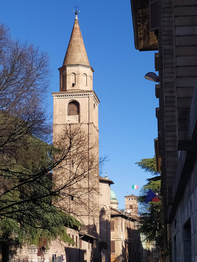 圣阿古斯提诺教堂塔楼街景，雷焦艾米利亚，意大利