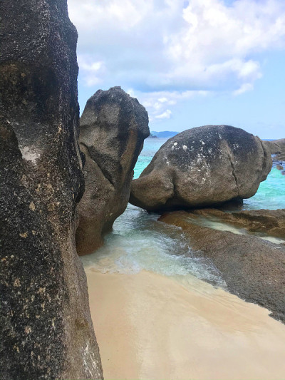 大海，阳光和天空在美丽的海滩泰国，斯米兰群岛