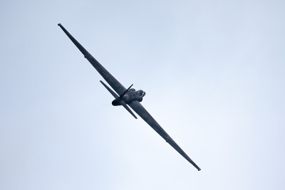 U-2龙女士的轮廓，在天空的映衬下
