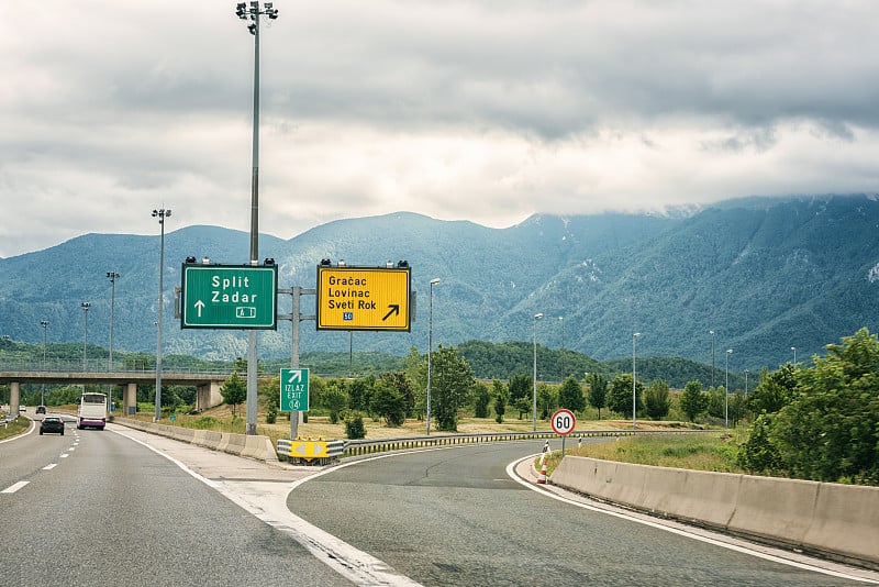 风景如画的克罗地亚高速公路(autocesta A)，主要汽车道路与指针和出口高速公路。白天的风景景