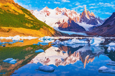 湖边的Cerro Torre山令人惊叹的日出景色。冰川国家公园。阿根廷