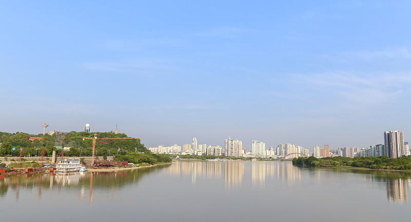 河边的现代城市