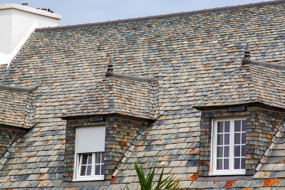 Roscoff。石瓦屋顶。Finistere。布列塔尼