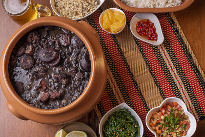传统的巴西食物叫Feijoada。猪肉黑豆