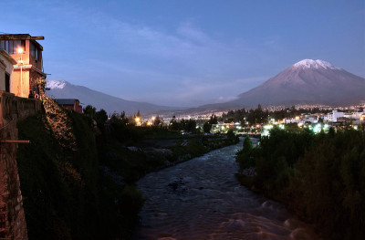 城市上空的火山