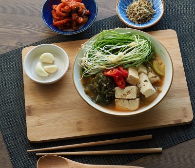 韩国菜野菜韭菜青菜豆酱汤