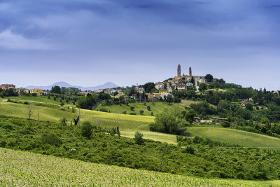 沿着从Fano到Mondavio, Marche公路的乡村景观