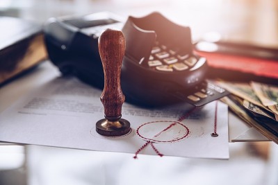 遗嘱上的公章。用支付卡支付公证费。