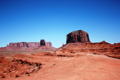 Merrick Butte和West Mitten Butte在纪念碑谷，美国