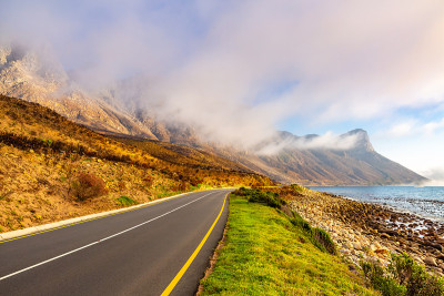 高速公路和山峦与雾蒙蒙的日落景观