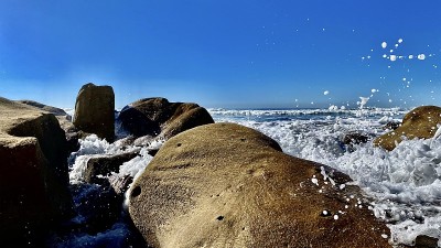 浪花拍打岩石