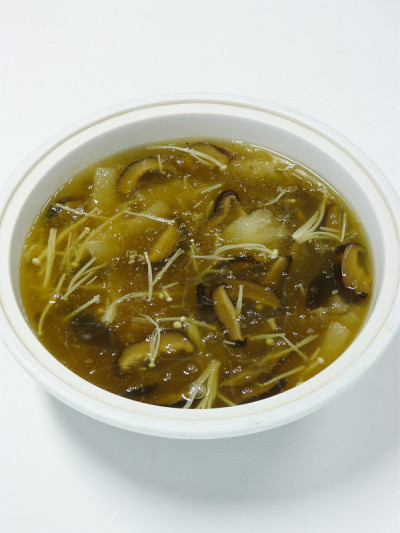 中国健康食物-素食炖竹髓和金针菇黑汤